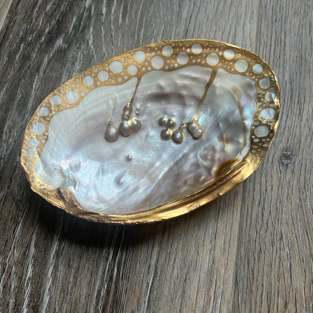 Pearlescent/ iridescent / oyster style jewelry or soap dish